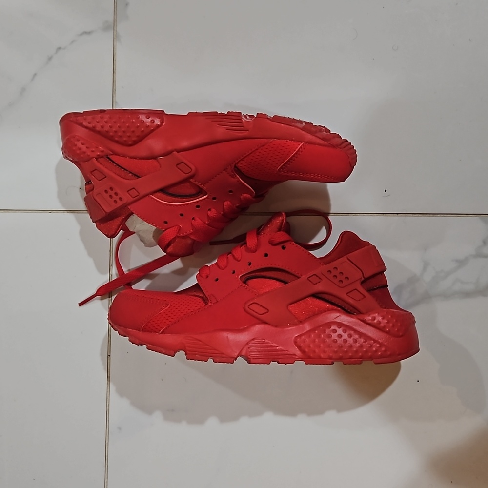 Red Nike Haurache